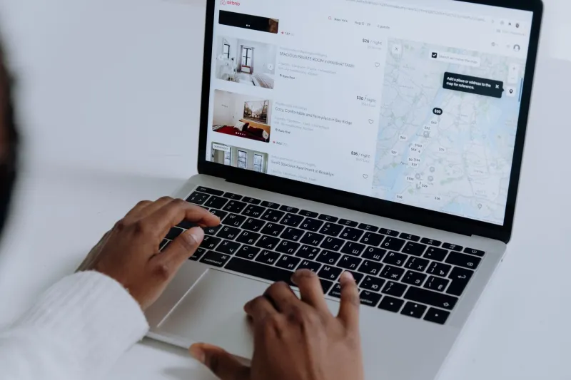 That Glowing Hotel Review Might Be Completely Made Up — Here's How to Tell